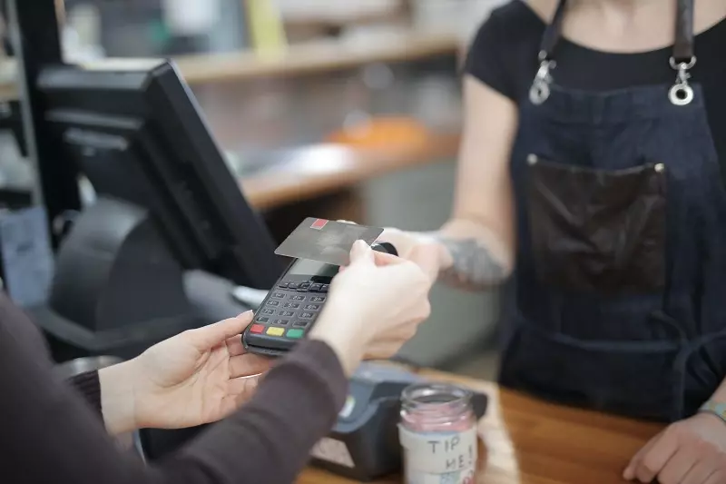 Tahap ketiga customer journey adalah Pembelian Produk