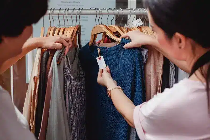 Tahap dua customer journey adalah Pertimbangan Pembelian
