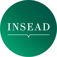 Lingkaran berwarna gradasi hijau menampilkan tulisan "INSEAD" yang elegan. Logo ini sering digunakan dalam konteks pendidikan bisnis internasional.