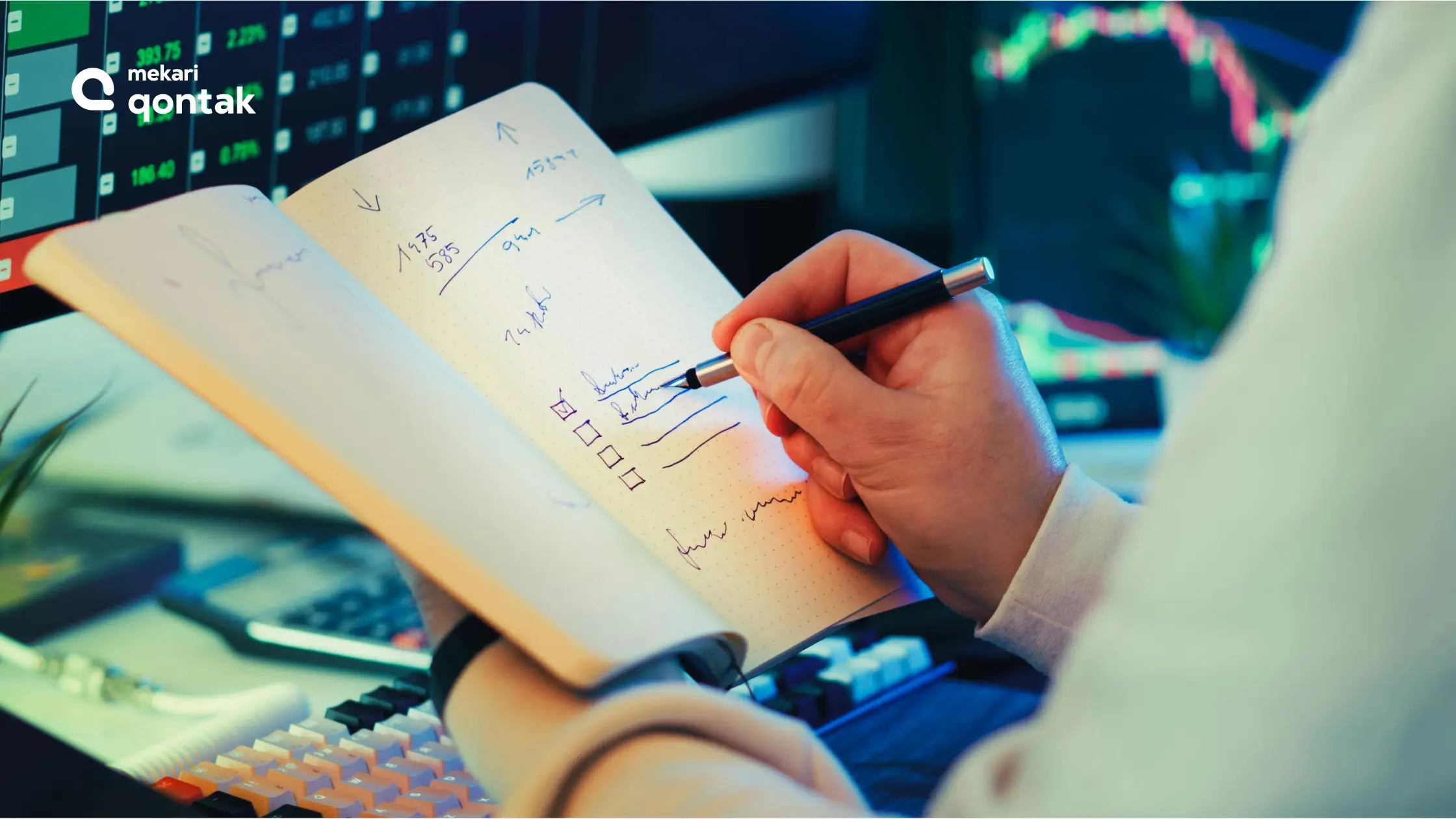 Seseorang yang sedang menginput data di buku catatan cara mendapatkan database pelanggan whatsapp-Tips Mengelola Database Pelanggan WhatsApp Setelah Terkumpul